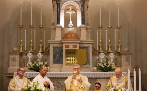 Cambia l’orario delle messe feriali