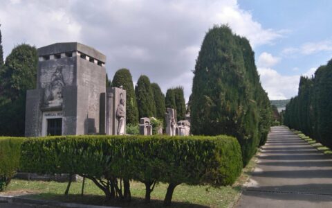Preghiera per i defunti in cimitero